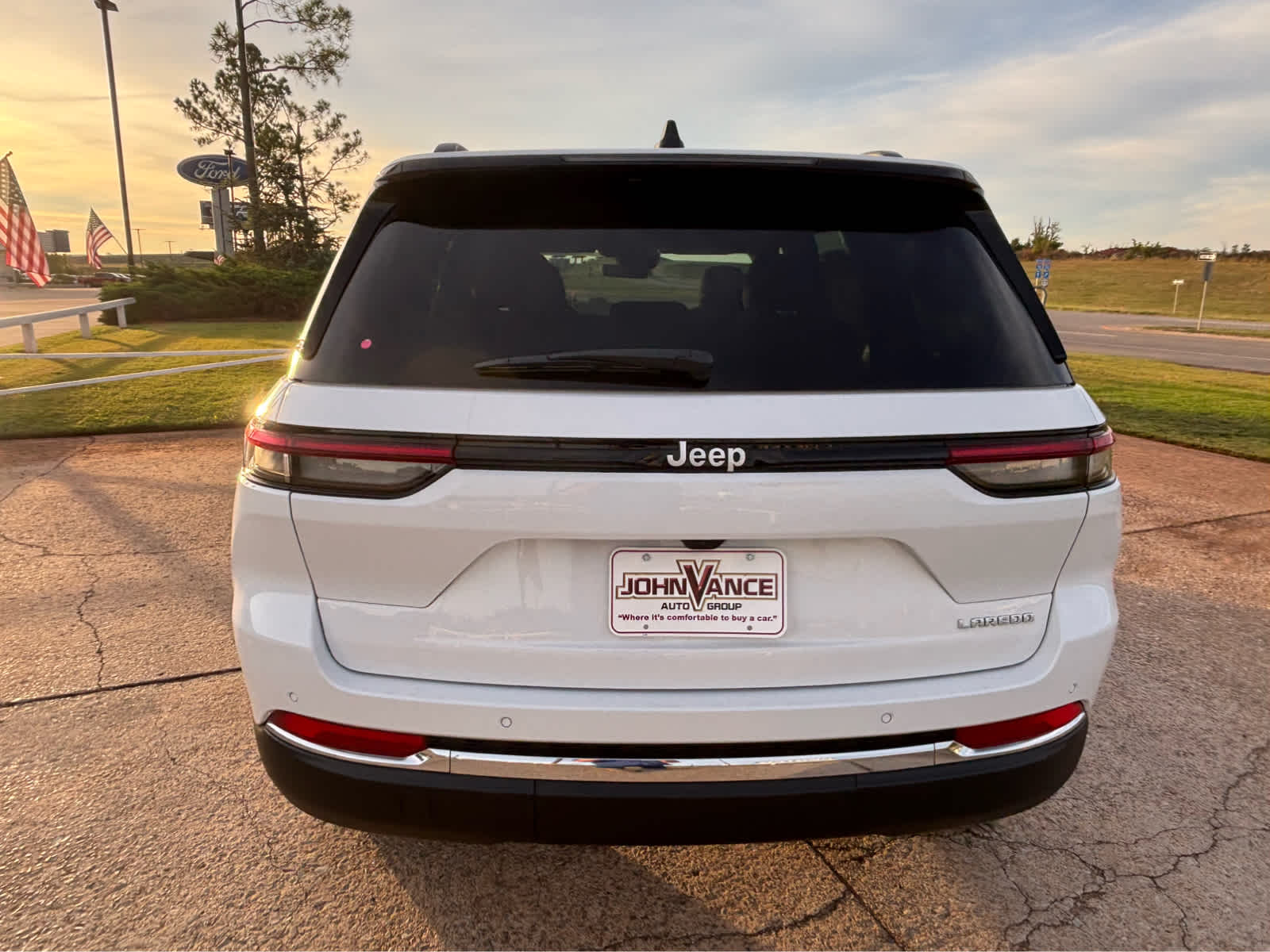 2027 Jeep Grand Cherokee Laredo
