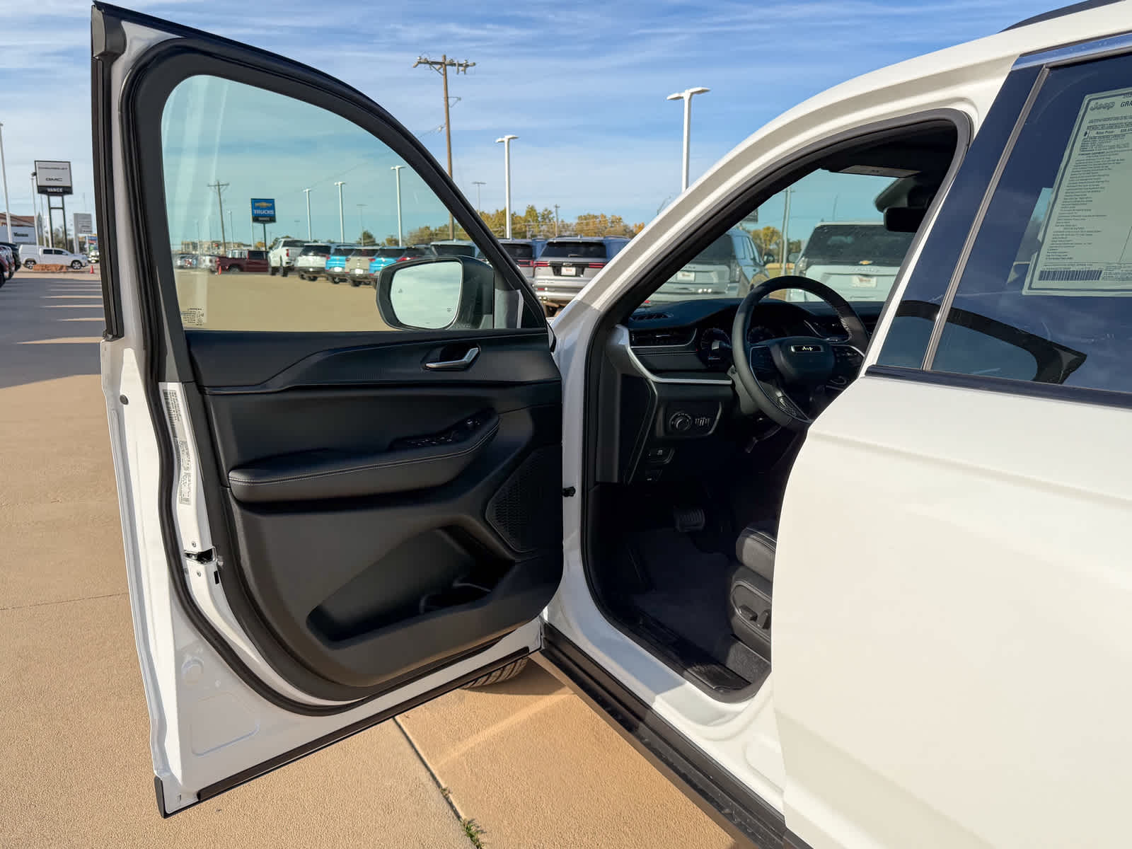 2025 Jeep Grand Cherokee GRAND CHEROKEE LAREDO X 4X4