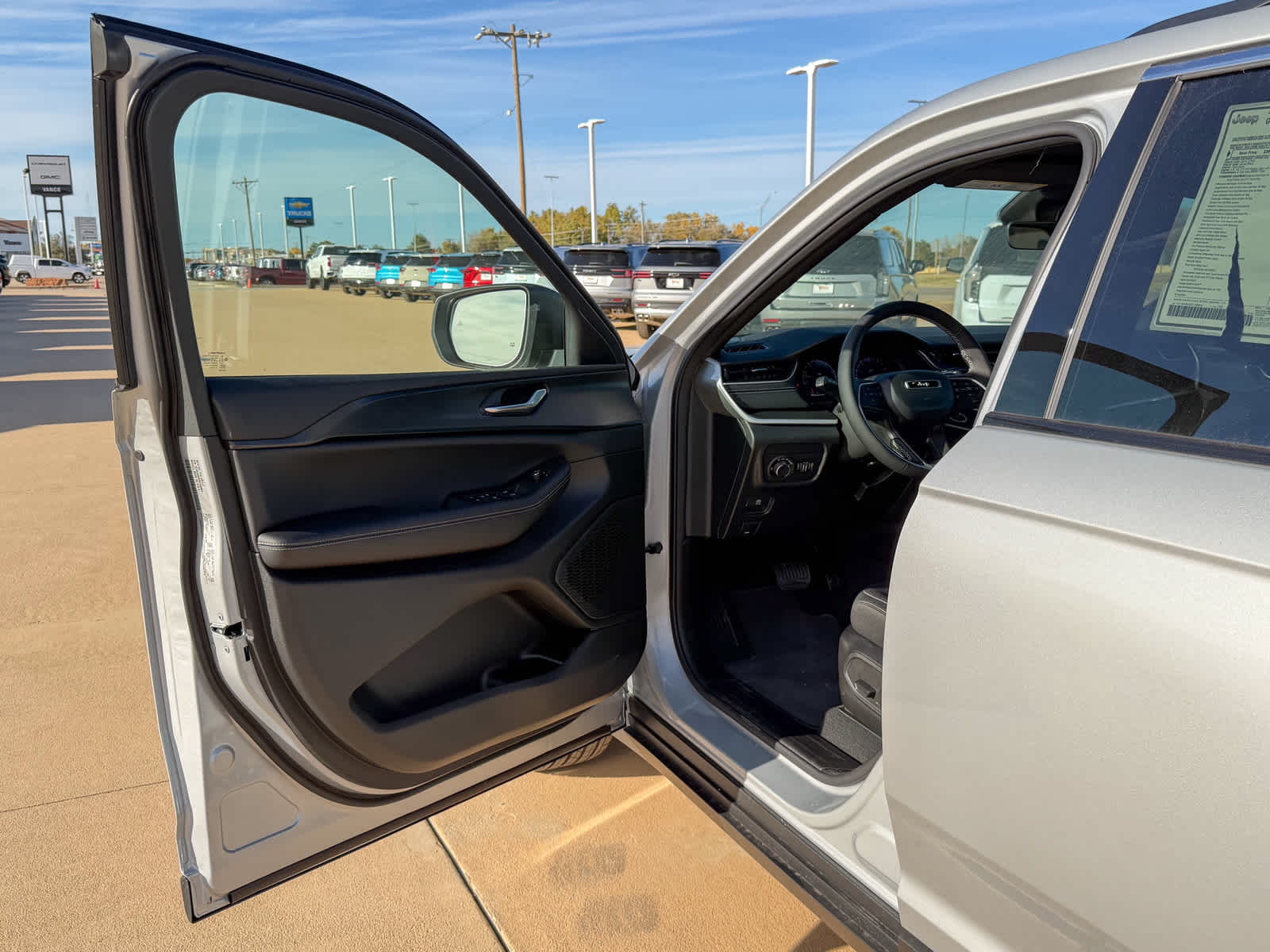 2025 Jeep Grand Cherokee GRAND CHEROKEE LAREDO X 4X4