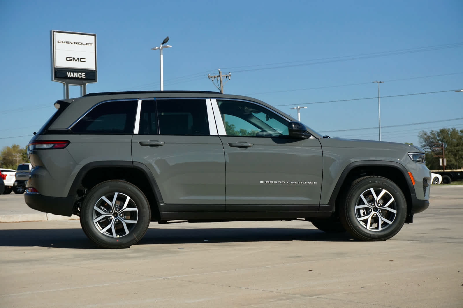 2027 Jeep Grand Cherokee GRAND CHEROKEE LAREDO X 4X4