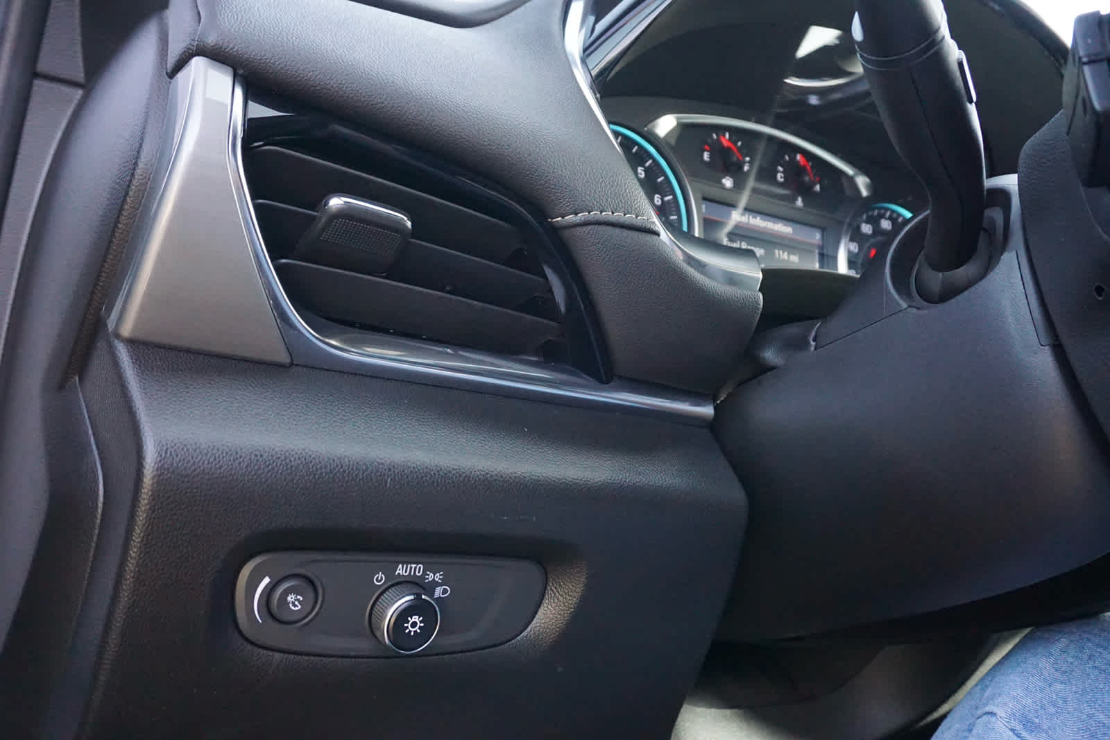 2023 Chevrolet Traverse FWD LT Leather