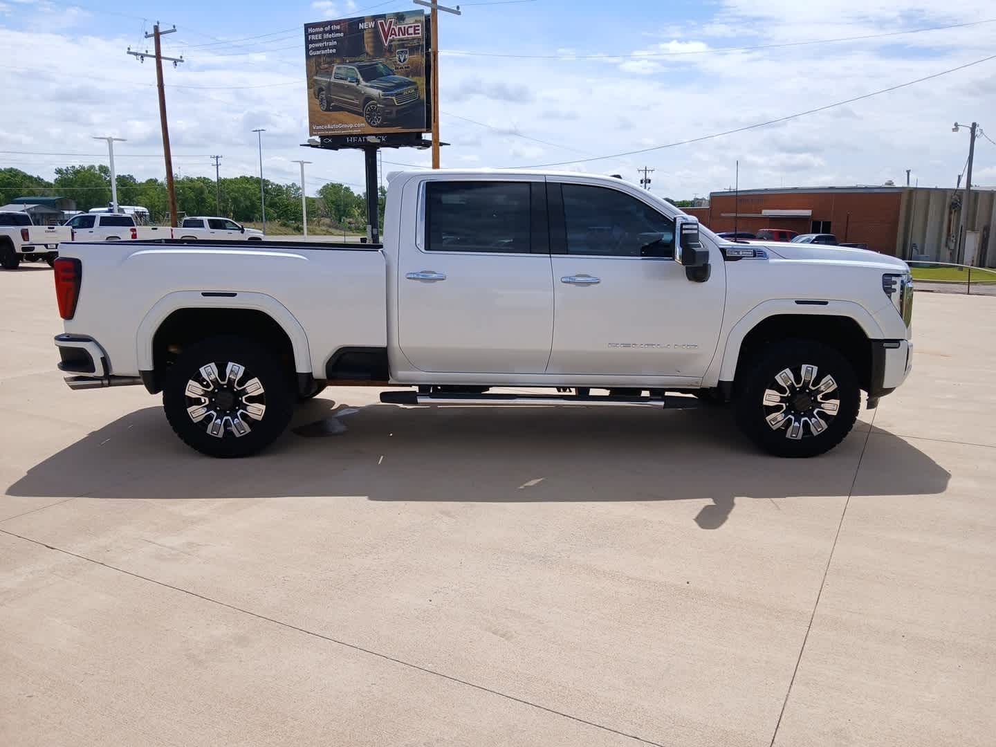 2024 GMC Sierra 2500HD 4WD Crew Cab Standard Bed Denali